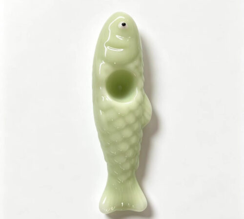 Fish glass hand pipe,hand‑blown novelty fish shape glass smoking pipe,fire‑fused glass eyes,multiple color options,pantone spray paint & electroplating available,custom wholesale glass pipe manufacturer