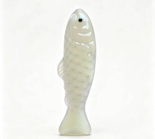 Fish glass hand pipe,hand‑blown novelty fish shape glass smoking pipe,fire‑fused glass eyes,multiple color options,pantone spray paint & electroplating available,custom wholesale glass pipe manufacturer