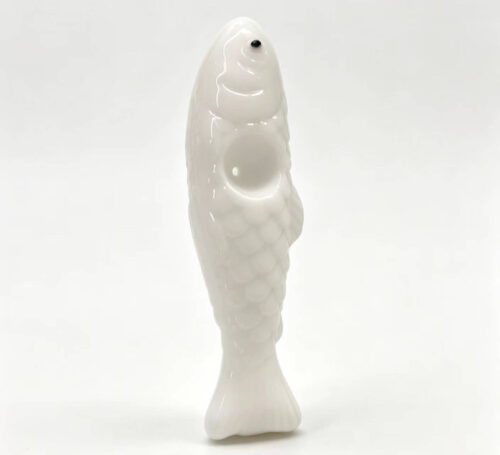 Fish glass hand pipe,hand‑blown novelty fish shape glass smoking pipe,fire‑fused glass eyes,multiple color options,pantone spray paint & electroplating available,custom wholesale glass pipe manufacturer