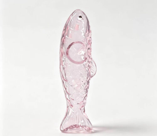 Fish glass hand pipe,hand‑blown novelty fish shape glass smoking pipe,fire‑fused glass eyes,multiple color options,pantone spray paint & electroplating available,custom wholesale glass pipe manufacturer